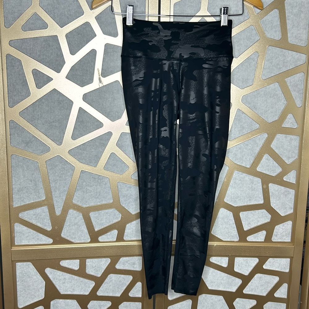 AR-33 Mid Rise Legging In‎ Black Camo